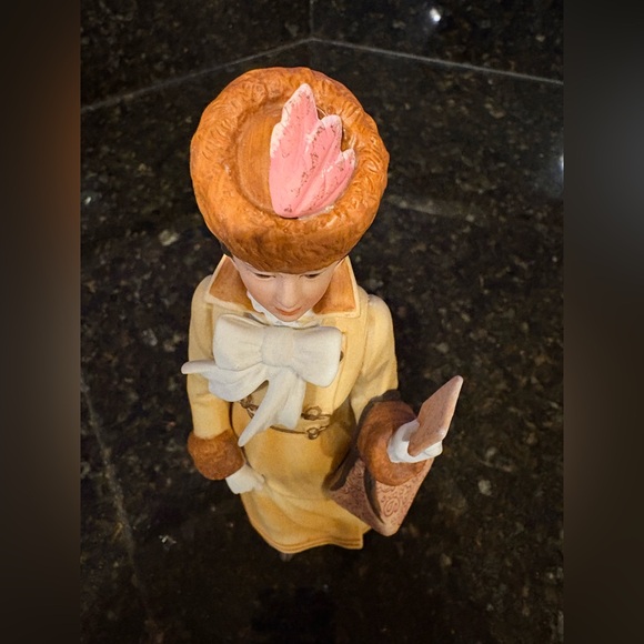 AVON - Picture 5 of 6